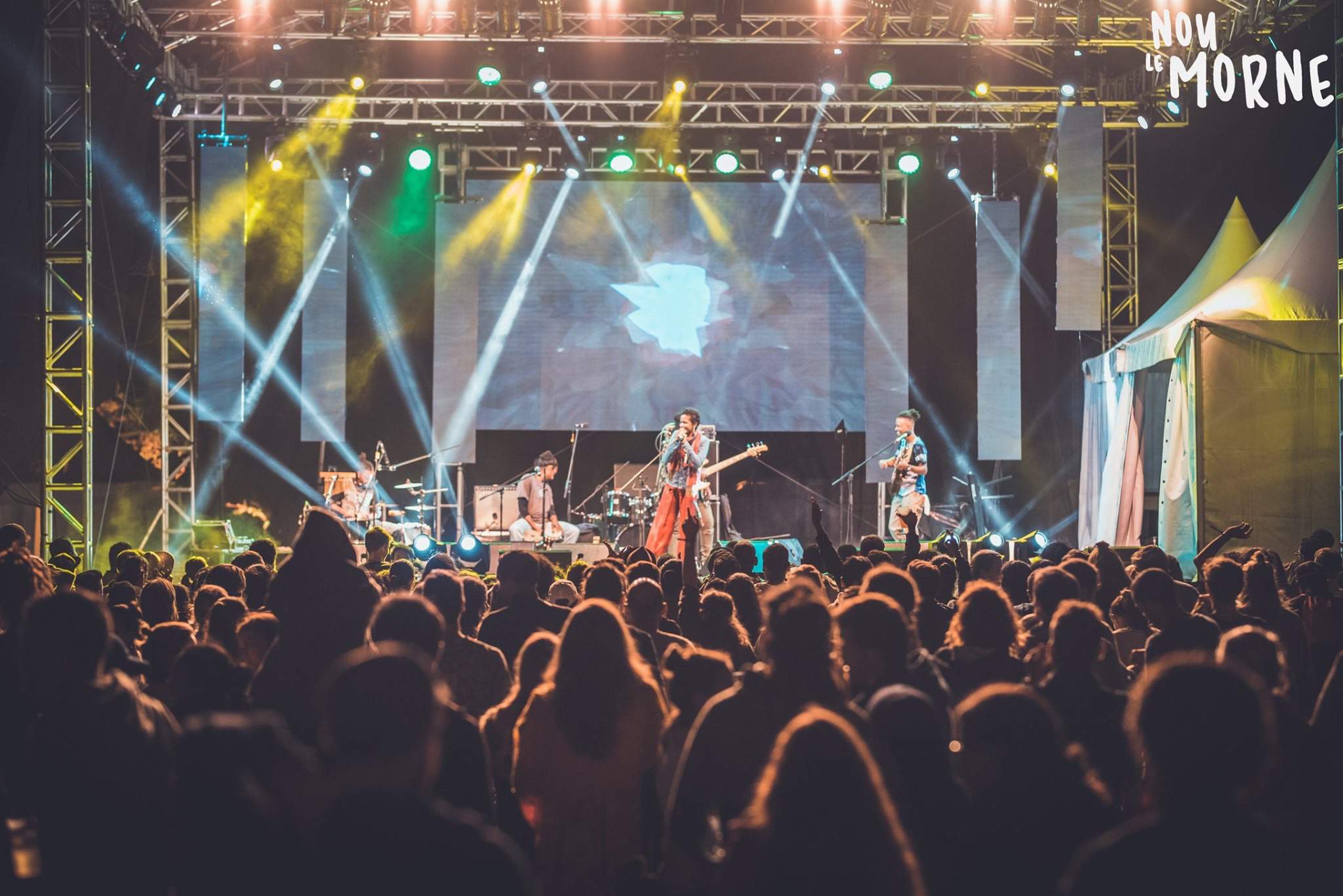 Live band on the Nou Le Morne stage in the evening